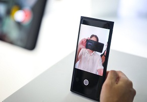 אופו מציגה: סמארטפון עם מצלמת סלפי מתחת למסך